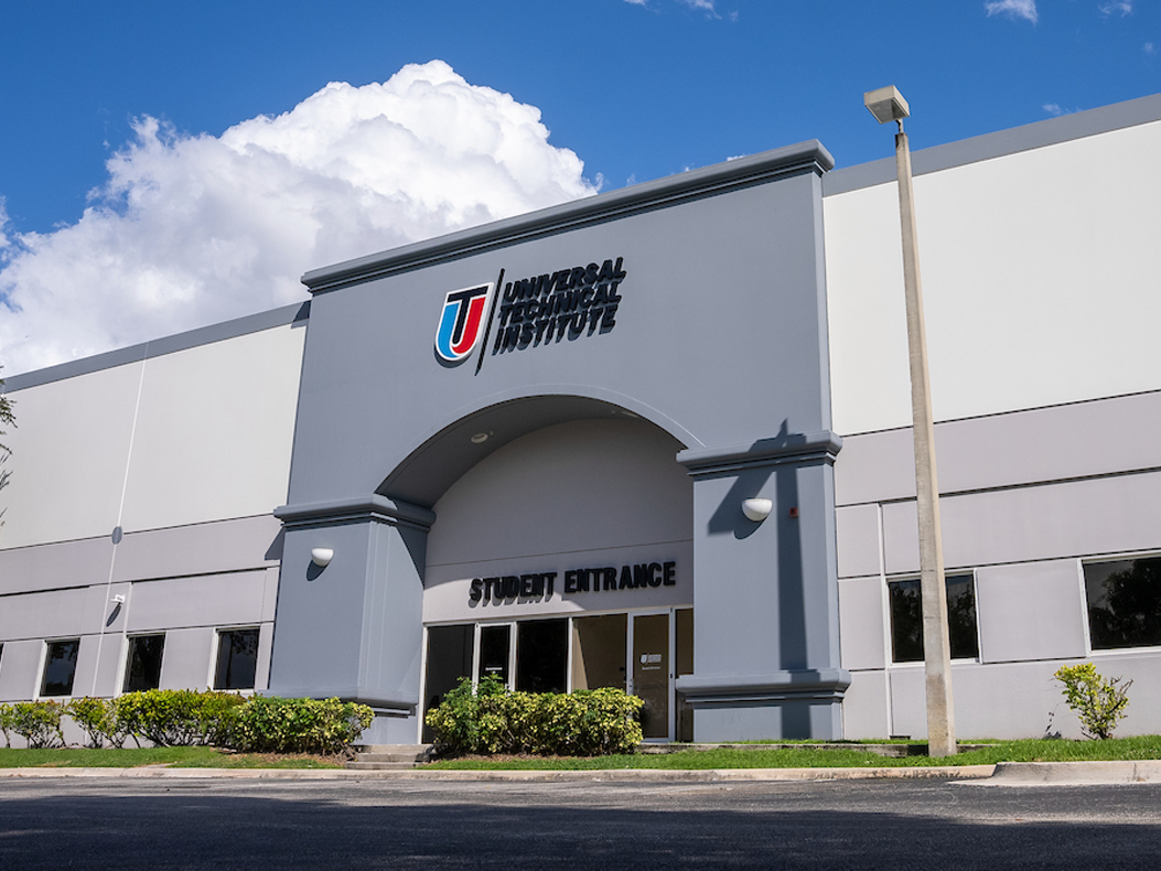 An image of the UTI campus in Miramar Florida.